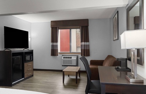 Cedar Rapids - Iowa City Hotel | Ramada by Wyndham Cedar Rapids South