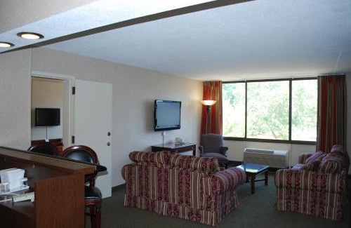 Triangle Hotel | Ramada by Wyndham Triangle/Quantico