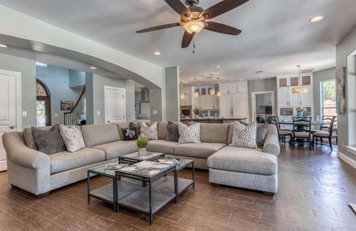 Dripping Springs House | Ranch Estate With Pool and 4 Hole Golf Course! Sleeps 24 - Luxury Vacation Experience!