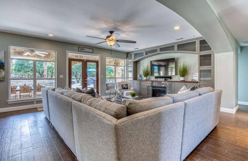 Dripping Springs House | Ranch Estate With Pool and 4 Hole Golf Course! Sleeps 24 - Luxury Vacation Experience!