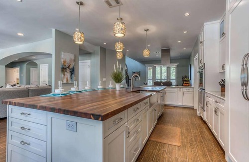 Dripping Springs House | Ranch Estate With Pool and 4 Hole Golf Course! Sleeps 24 - Luxury Vacation Experience!