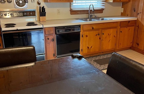 Durham House | Ranch home, 3 private bedroom suites with full private bathrooms, near Duke Univ