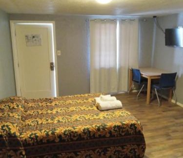 Central Colorado Springs Hotel | Ranch Motel