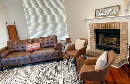 Cat Hollow House | Ranch style 4 bedroom close to Domain & Kalahari