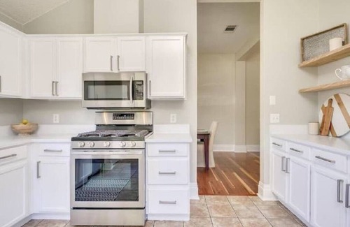 Cat Hollow House | Ranch style 4 bedroom close to Domain & Kalahari