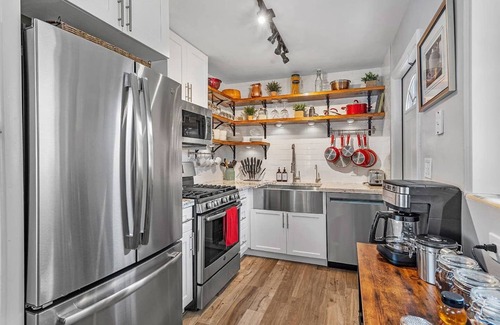 Lake Worth House | Ranch Style w/King Bed, Guitar, BBQ, Bar cart - $1 rides to Beach & Downtown