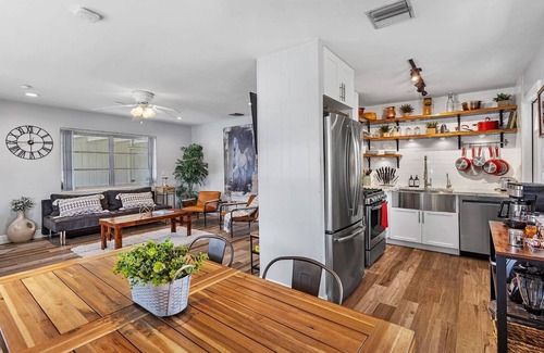 Lake Worth House | Ranch Style w/King Bed, Guitar, BBQ, Bar cart - $1 rides to Beach & Downtown