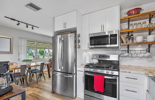Lake Worth House | Ranch Style w/King Bed, Guitar, BBQ, Bar cart - $1 rides to Beach & Downtown