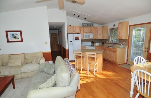 Kill Devil Hills House | Rancho Relaxo-3BR+Bunk Area, 7 min Walk to Beach, Shops, Food, Wi-Fi