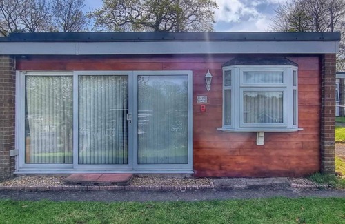 Bont Newydd Ski Chalet | Ranger Cabin – Family-Friendly Retreat near Snowdonia & Caernarfon