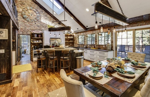 Shadow Mountain House | Ranked #1 by VRBO in Flagstaff for 4 years! AC, Pets and Hot Tub!