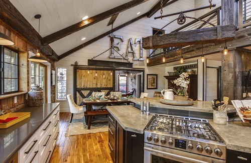Shadow Mountain House | Ranked #1 by VRBO in Flagstaff for 4 years! AC, Pets and Hot Tub!