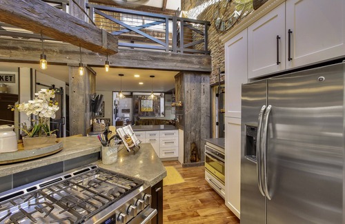 Shadow Mountain House | Ranked #1 by VRBO in Flagstaff for 4 years! AC, Pets and Hot Tub!