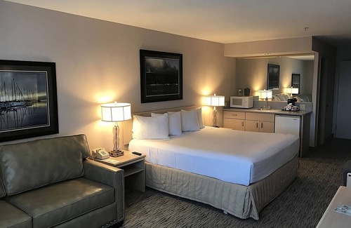 Warrenton Hotel | RARE FIND! COMFY UNIT FOR 3, SAUNA, POOL AND GYM
