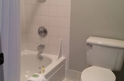 Warrenton Hotel | RARE FIND! COMFY UNIT FOR 3, SAUNA, POOL AND GYM