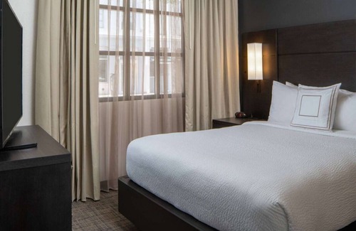 Arts/Warehouse District Hotel | Rare Find, Relaxing Suite with Outdoor Pool and Full Kitchen, Free Breakfast!