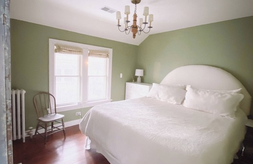 Glen Ellyn House | Rare Historic One Bedroom Carriage House in Downtown Glen Ellyn