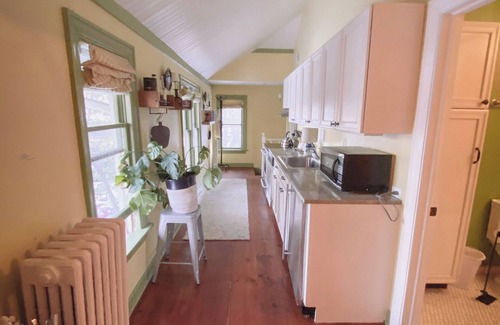 Glen Ellyn House | Rare Historic One Bedroom Carriage House in Downtown Glen Ellyn