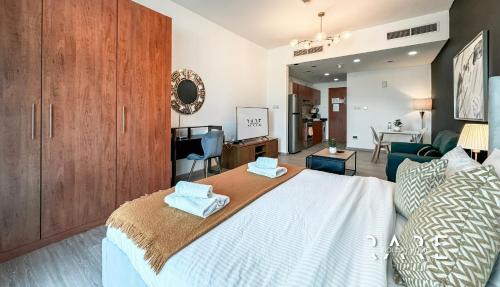 Dubai Production City Apartment | Rare Holiday Homes - Lake View - The Crescent Tower - Dubai Production City - R712 - IMPZ