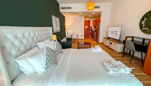 Dubai Production City Apartment | Rare Holiday Homes - Lake View - The Crescent Tower A - Near Me'aisem Mall - R702
