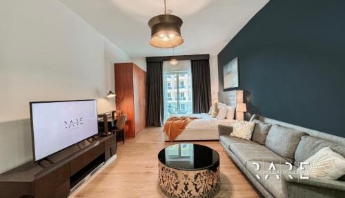 Dubai Production City Apartment | Rare Holiday Homes - Near City Center Ma'eisem - Pool view - Crescent Tower A - R706 - IMPZ
