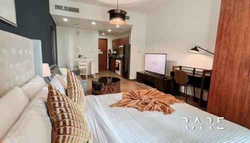 Dubai Production City Apartment | Rare Holiday Homes - Near City Center Ma'eisem - Pool view - Crescent Tower A - R706 - IMPZ
