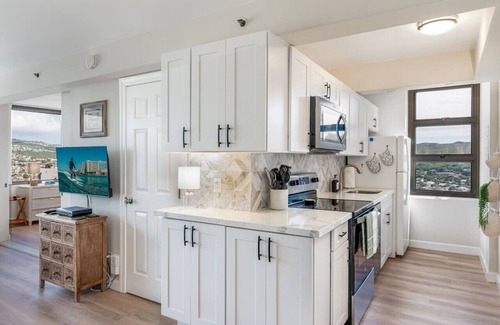 Waikiki Condo | [Rare] Mtn+Sunrise View | Walk Score 95 | Free Parking | Full Kitchen | Sleeps 4