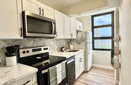 Waikiki Condo | [Rare] Mtn+Sunrise View | Walk Score 95 | Free Parking | Full Kitchen | Sleeps 4