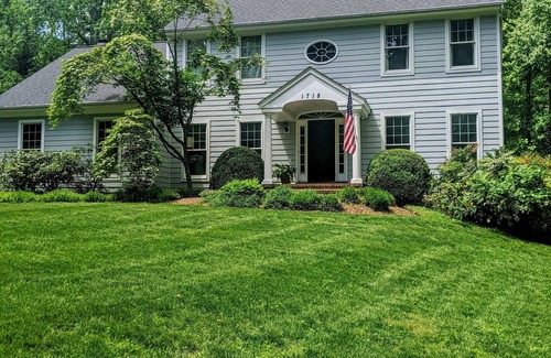Annapolis House | RARELY AVAILABLE FOR COMMISSIONING WEEK! Stunning colonial on a private 1.6 acre lot!