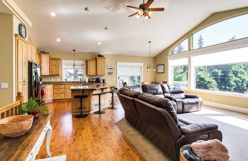 Rathdrum House | Rathdrum Home w/Hot Tub: Steps to Beach Access!