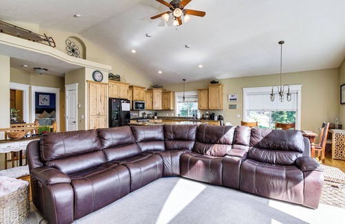 Rathdrum House | Rathdrum Home w/Hot Tub: Steps to Beach Access!