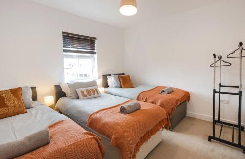 Swindon House | Ravensdale House Long Stay Sleeps 14 Free Wifi