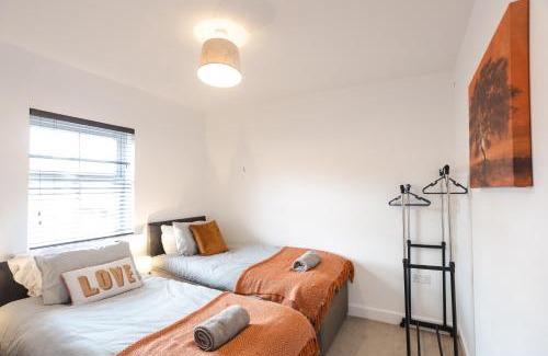 Swindon House | Ravensdale House Long Stay Sleeps 14 Free Wifi
