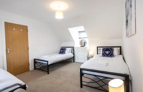 Swindon House | Ravensdale House Long Stay Sleeps 14 Free Wifi