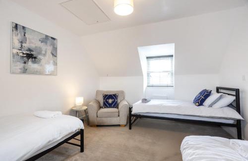 Swindon House | Ravensdale House Long Stay Sleeps 14 Free Wifi