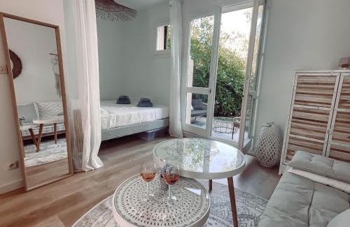 Giens Apartment | Ravissant T1 avec jardinet proche de la mer