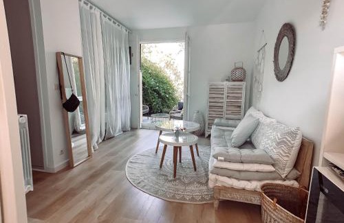 Giens Apartment | Ravissant T1 avec jardinet proche de la mer