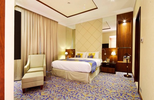 Al Mankhool Hotel | Raviz Center Point Hotel