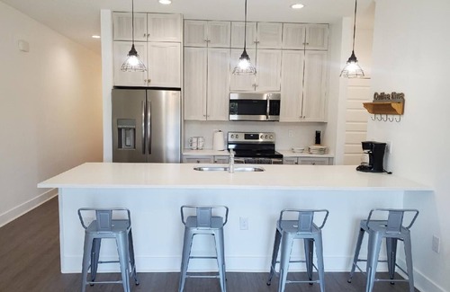 Tropic House | Real waterfront! Has everything. Near the airport, beach, shopping, and museums