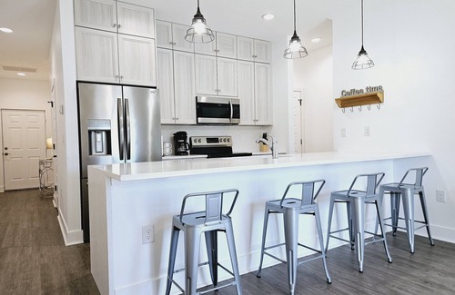 Tropic House | Real waterfront! Has everything. Near the airport, beach, shopping, and museums