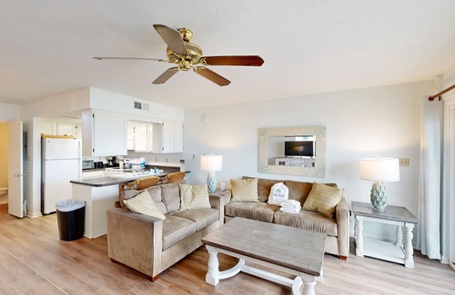 East End House | Recently Renovated Beachfront Townhome with beach views, deck, beach gear & more
