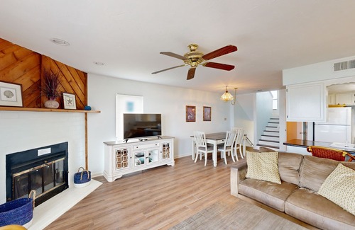 East End House | Recently Renovated Beachfront Townhome with beach views, deck, beach gear & more