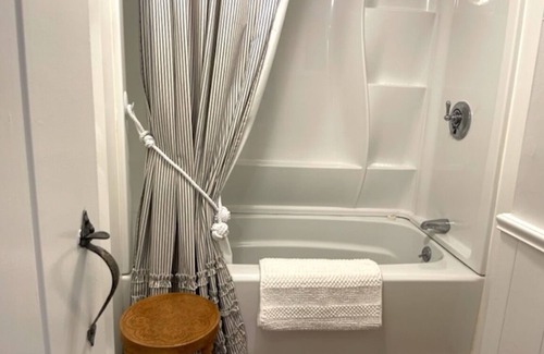 Kennebunkport Cottage | Recently renovated (2023), pet-friendly cottage a short walk to Dock Square and the beach
