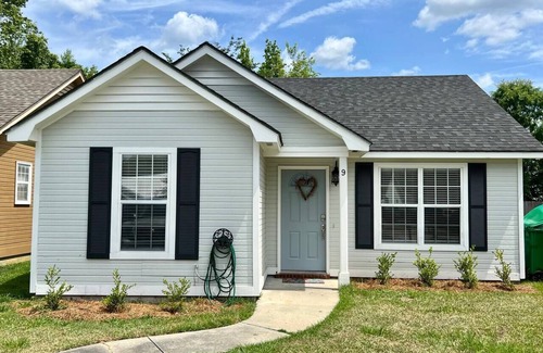 Valdosta House | Recently updated 3 Bedroom Home with Patio