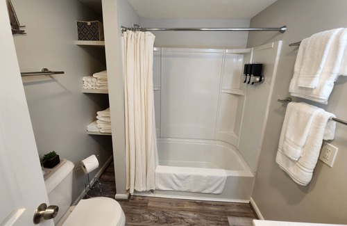 Linglestown Apartment | Recently updated contemporary getaway. Near Hershey w/ shopping & concerts...