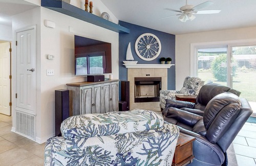 Northwest Pensacola House | Recently Updated Home with a Fire Table