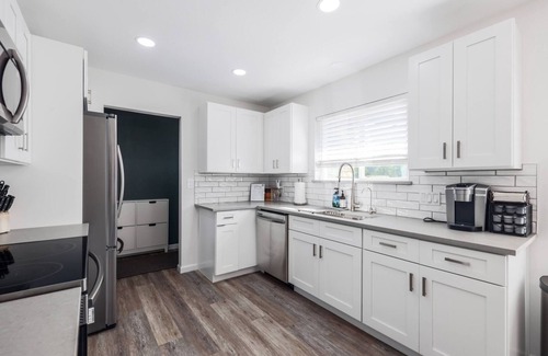 North Lamar House | Recharge 3BR by Pickleball Ranch + Massage Chair