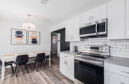 North Lamar House | Recharge 3BR by Pickleball Ranch + Massage Chair