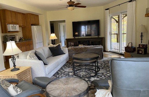 Nellysford House | Reconnect with family & friends at our large, private, stylish Wintergreen home