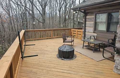 Highlands Cabin | Reconnect with nature in this cozy, dog-friendly mountain retreat with Views